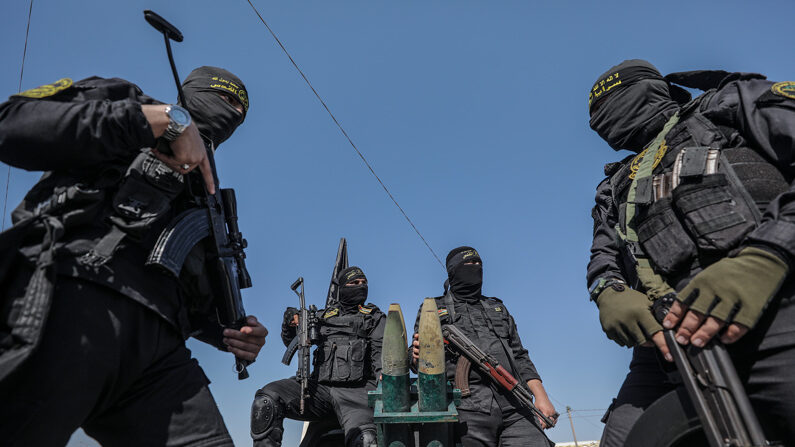 Imagem de arquivo de guerrilheiros das Brigadas Al Quds, da Jihad Islâmica Palestina (EFE/MOHAMMED SABRE)