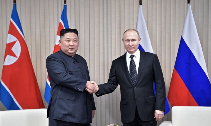 O líder russo Vladimir Putin (D) se encontra com o líder norte-coreano Kim Jong Un no campus da Universidade Federal do Extremo Oriente na Ilha Russky em Vladivostok em 25 de abril de 2019 (Alexey Nikolsky/ AFP via Getty Images)