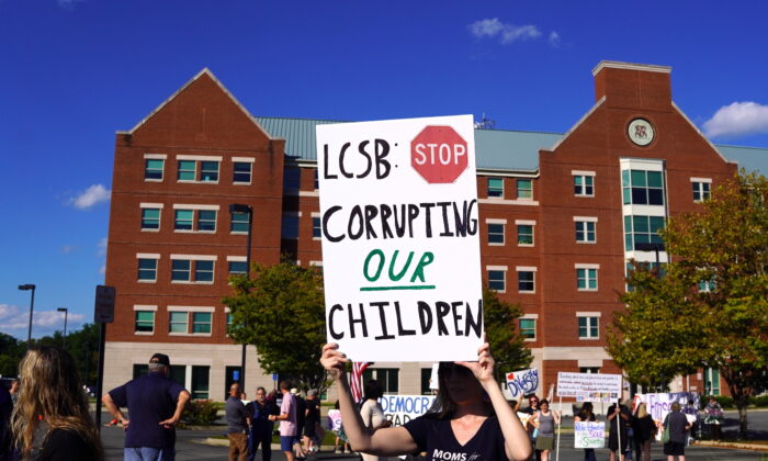 Uma mãe local em uma manifestação do lado de fora do prédio da administração das Escolas Públicas do Condado de Loudoun em Ashburn, Virgínia, em 13 de setembro de 2022 (Terri Wu/The Epoch Times)
