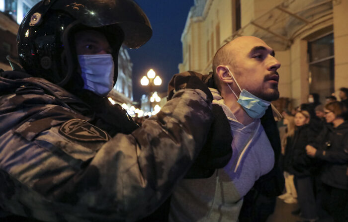 Policiais russos detêm um participante de um protesto não autorizado contra a mobilização parcial para o conflito na Ucrânia no centro de Moscou nesta quarta-feira (EFE/EPA/MAXIM SHIPENKOV)