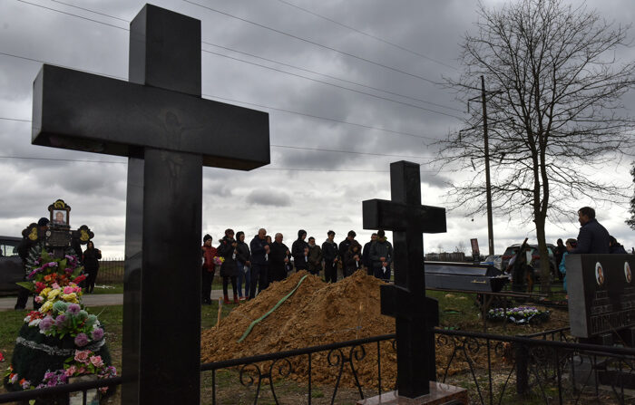 Cerimônia fúnebre de um homem morto por soldados russos em Bucha em 17 de março no cemitério municipal desta cidade na área de Kiev (EFE/EPA/OLEG PETRASYUK)
