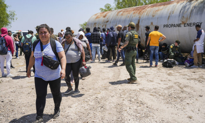 Mais de 185.000 detenções de imigrantes ilegais feitas na fronteira EUA-México em agosto