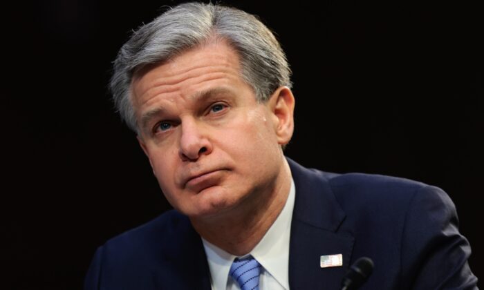 O diretor do FBI, Christopher Wray, testemunha perante o Comitê de Inteligência do Senado em Washington em 10 de março de 2022 (Kevin Dietsch/Getty Images)