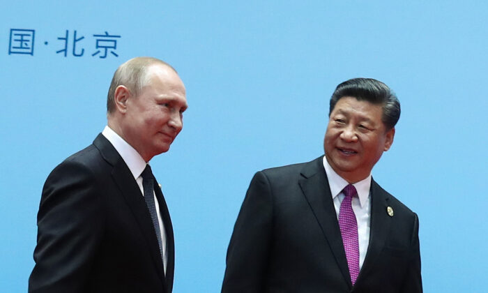 O líder chinês Xi Jinping e o presidente russo Vladimir Putin durante a cerimônia de boas-vindas no último dia do Fórum do Cinturão e Rota em Pequim, em 27 de abril de 2019 (Valery Sharifulin/Sputnik/AFP via Getty Images)