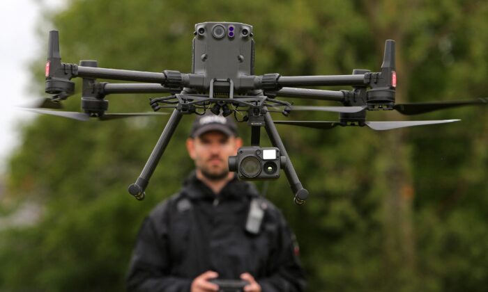 Um sargento da polícia em Exeter, Inglaterra, pilota um drone DJI em 25 de maio de 2021, como parte dos preparativos de segurança para a Cúpula do G7, que contou com a presença do presidente dos EUA, Joe Biden, e líderes dos outros países do G7 (Geoff Caddick/AFP via Getty Images)