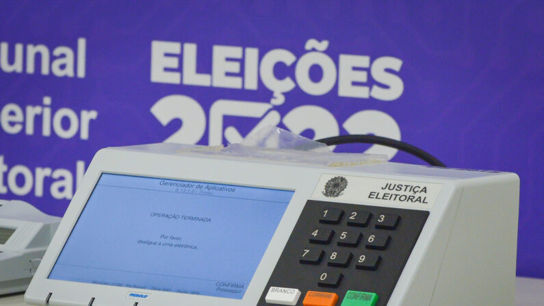 Detalhe de uma urna de votação exibida para Técnicos designados pelo Ministro da Defesa para observá-los no Tribunal Superior Eleitoral em 3 de agosto de 2022 em Brasília, Brasil (Foto de Ton Molina/Getty Images)