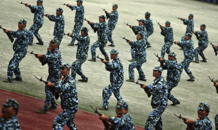 Os calouros da universidade praticam habilidades de luta durante o treinamento militar em 25 de setembro de 2008 no condado de Gaochun na província de Jiangsu, China (China Photos/Getty Images)