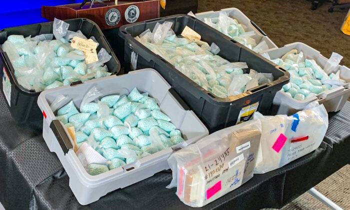 Pílulas ilícitas com fentanil e outros narcóticos são exibidos pela polícia durante uma entrevista coletiva em Scottsdale, Arizona, em 16 de dezembro de 2021 (Scottsdale PD)