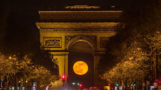 Fotógrafo captura o time-lapse da lua cheia brilhando através do Arco do Triunfo em Paris