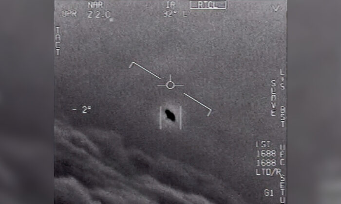 Esta imagem do vídeo, rotulada GIMBAL e fornecida pelo Departamento de Defesa de 2015, mostra um objeto inexplicável (C) sendo rastreado enquanto voa alto ao longo das nuvens, viajando contra o vento (Department of Defense via AP)