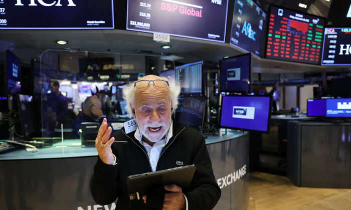 Traders trabalham no pregão da Bolsa de Valores de Nova York, na cidade de Nova Iorque, em 23 de setembro de 2022 (Spencer Platt/Getty Images)