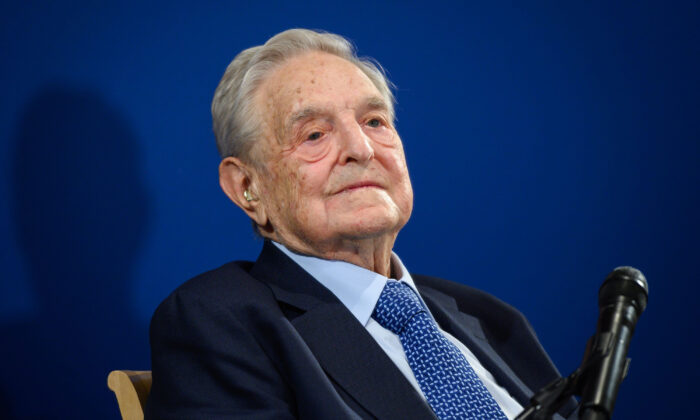 O investidor e financiador de esquerda húngaro George Soros observa depois de fazer um discurso à margem da reunião anual do Fórum Econômico Mundial em Davos, Suíça, em 23 de janeiro de 2020 (Fabrice Coffrini/AFP/Getty Images)