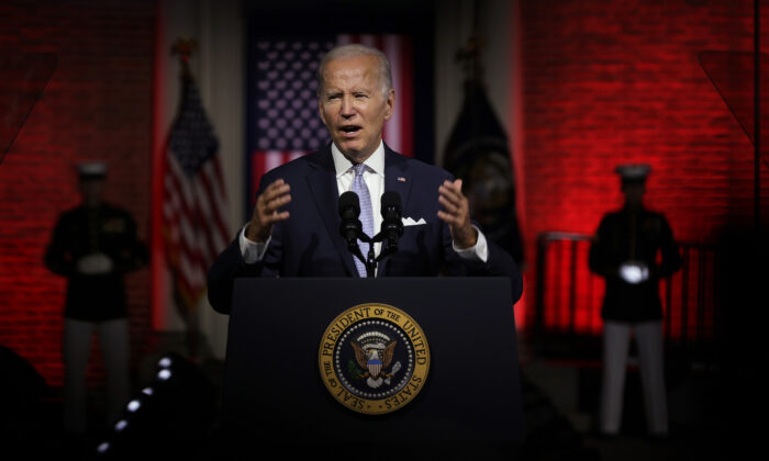 O presidente Joe Biden faz um discurso no Independence National Historical Park, na Filadélfia, Pensilvânia, em 1º de setembro de 2022 (Alex Wong/Getty Images)