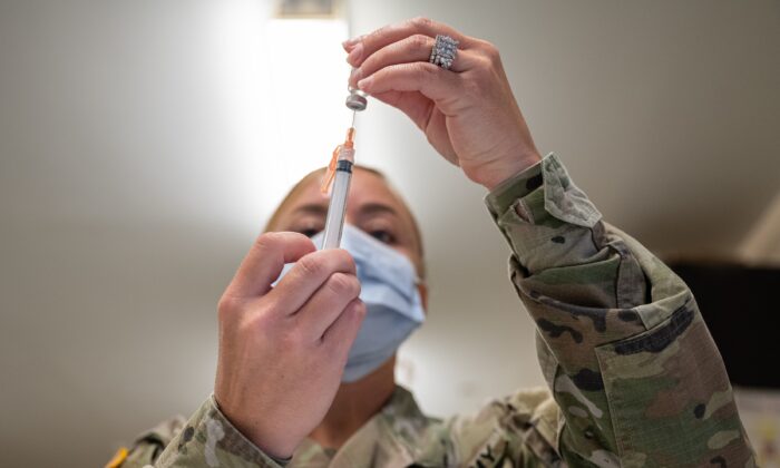 Um militar prepara uma vacina COVID-19 em Fort Knox, Kentucky, em 9 de setembro de 2021 (Jon Cherry/Getty Images)