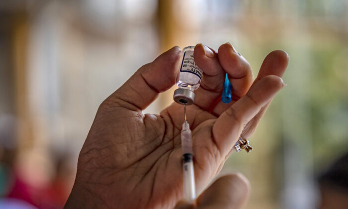Um profissional de saúde prepara uma dose da vacina Pfizer BioNTech para a COVID-19 (Ezra Acayan/Getty Images)
 
