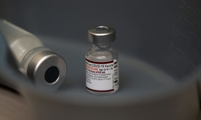 Um frasco da vacina COVID-19 da Pfizer em Seattle em 21 de junho de 2022 (David Ryder/Getty Images)