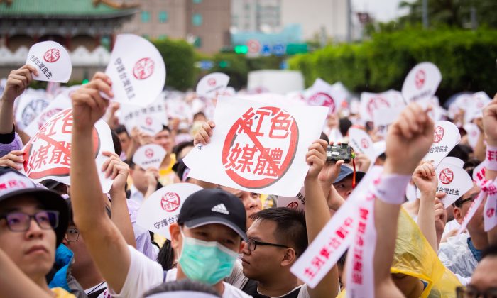 Dezenas de milhares de pessoas apareceram na rua para protestar contra a mídia pró-China em Taiwan em 23 de junho de 2019 (Chen Bozhou/The Epoch Times)