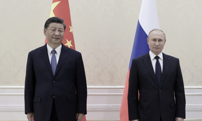 O líder chinês Xi Jinping e o presidente russo Vladimir Putin posam para fotos à margem da cúpula dos líderes da Organização de Cooperação de Xangai (SCO) em Samarcanda, Uzbequistão, em 15 de setembro de 2022 (Alexandr Demyanchuk/Sputnik/AFP via Getty Images)
