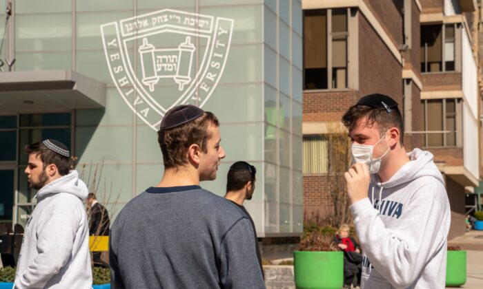 Um estudante da Universidade Yeshiva usa uma máscara facial no terreno da universidade em Nova Iorque em 4 de março de 2020 (David Dee Delgado/Getty Images)
