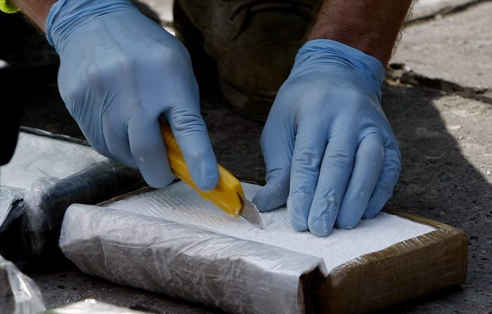 Cocaína sendo apreendida por autoridades. Imagem de arquivo (EFE/Leonardo Muñoz)