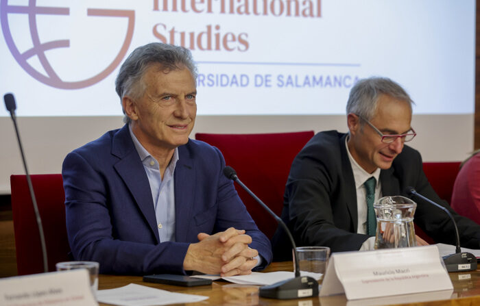 O ex-presidente da Argentina, Mauricio Macri, participa nesta segunda-feira da inauguração do programa de mestrado em Estudos Globais e Internacionais da Universidade de Salamanca, juntamente com o reitor da Universidade de Salamanca Ricardo Rivero (EFE/J.M.GARCIA)