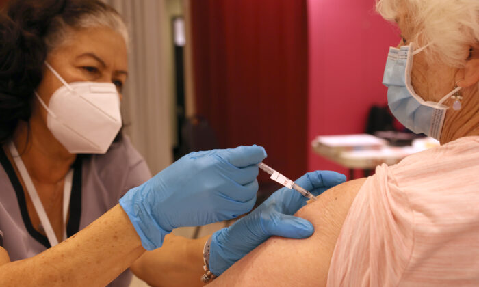Uma enfermeira administra uma vacina de reforço COVID-19 em uma clínica de vacinação COVID-19 em San Rafael, Califórnia, em 6 de abril de 2022 (Justin Sullivan/Getty Images)
