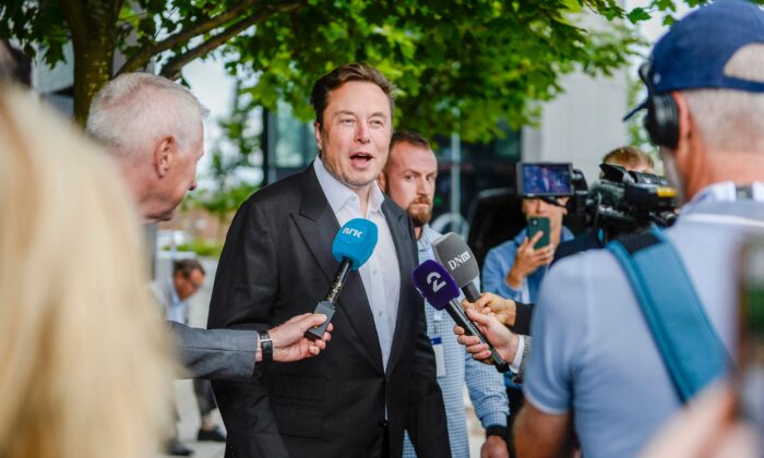 O CEO da Tesla, Elon Musk, concede entrevistas ao chegar à reunião do Mares do Norte  2022 (ONS) em Stavanger, Noruega, em 29 de agosto de 2022 (Carina Johansen/NTB/AFP via Getty Images)