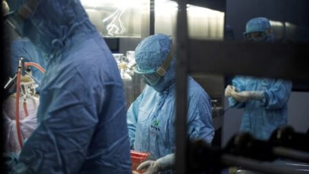 Ex-diretor de laboratório de virologia chinês morre de ‘doença súbita’