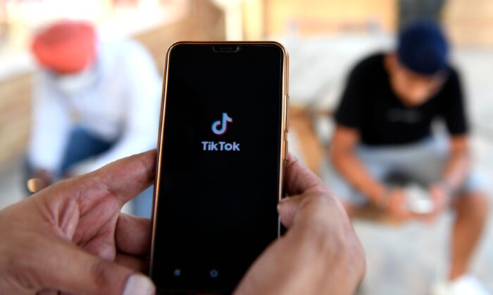 Os usuários navegam pelo aplicativo TikTok de compartilhamento de vídeo de propriedade chinesa em um smartphone em Amritsar, Índia, em 30 de junho de 2020 (Narinder Nanu/AFP via Getty Images)