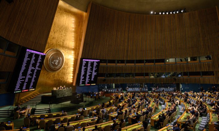 Uma visão geral mostra os resultados da votação durante uma reunião da Assembleia Geral da ONU na sede das Nações Unidas em Nova York em 12 de outubro de 2022 (ED JONES/AFP via Getty Images)