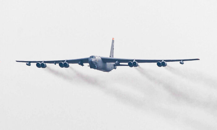 Um bombardeiro B-52 da Força Aérea dos EUA voa em uma imagem de arquivo. (Chung Sung-Jun/Getty Images)