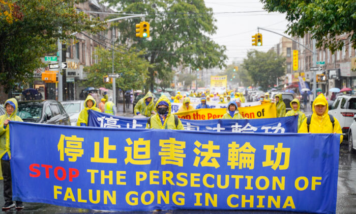 Praticantes do Falun Gong participam de um desfile no Brooklyn, em Nova Iorque, em 2 de outubro, pedindo para encerrar a perseguição do regime chinês (Zhang Jingchu/The Epoch Times)