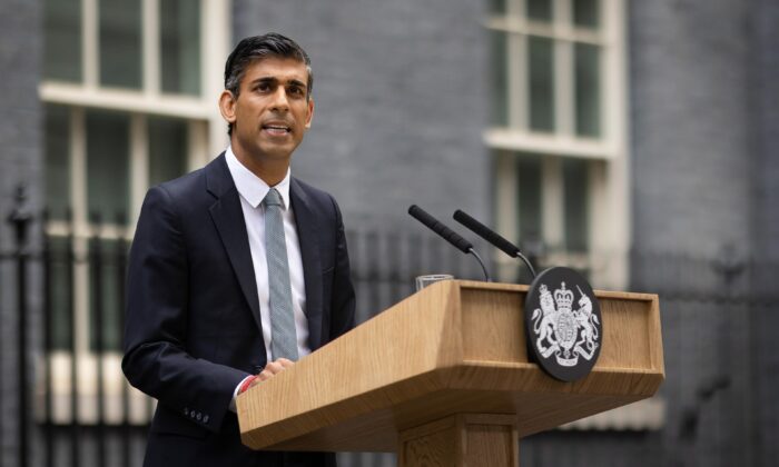 O primeiro-ministro britânico Rishi Sunak faz uma declaração após tomar posse do lado de fora do número 10 em Downing Street, em Londres, em 25 de outubro de 2022 (Dan Kitwood/Getty Images)