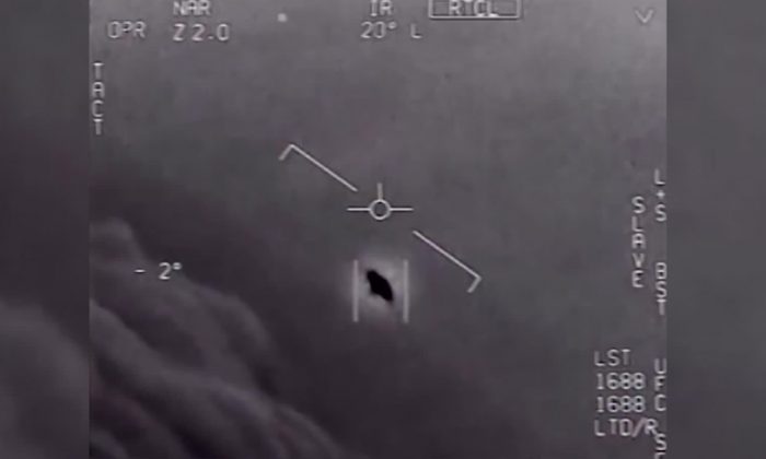 Um OVNI capturado em imagens militares desclassificadas (Departamento de Defesa/Captura de tela via Epoch Times)
