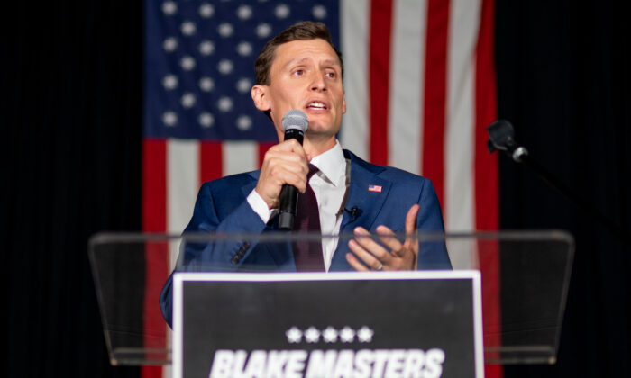 O candidato republicano ao Senado dos EUA, Blake Masters, fala durante sua festa eleitoral em Chandler, Arizona, em 2 de agosto de 2022 (Brandon Bell/Getty Images)