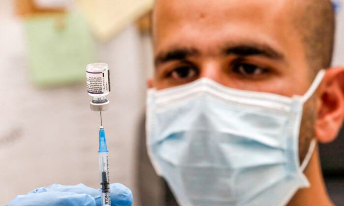 Um profissional de saúde em Israel prepara uma dose da vacina Pfizer-BioNTech em uma foto de arquivo (Ahmad Ghababli/AFP via Getty Images)