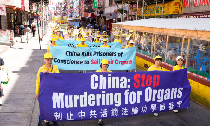 Os praticantes do Falun Gong participam de um desfile para comemorar o 23º aniversário da perseguição à disciplina espiritual na China, na Chinatown de Nova York em 10 de julho de 2022. (Larry Dye/The Epoch Times)