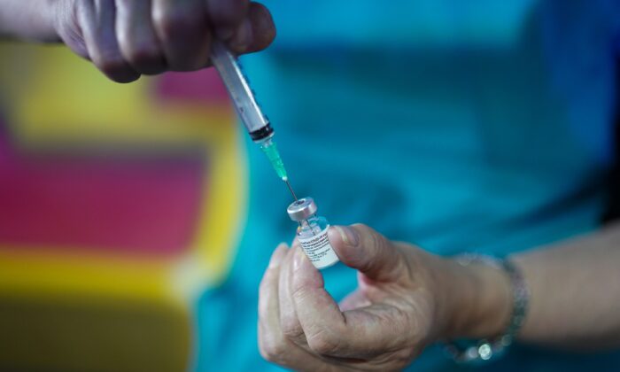 Um médico prepara a vacina Pfizer-BioNTech para a COVID-19 em um centro de vacinação em Halifax, Inglaterra, em 31 de julho de 2021 (Ian Forsyth/Getty Images)

