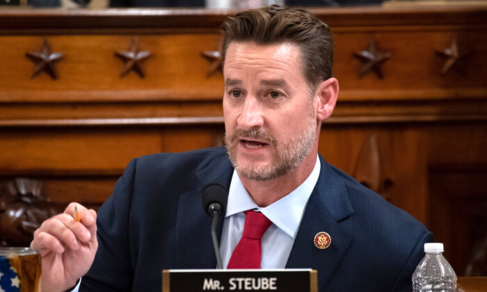 O deputado Greg Steube (Republicanos-Flórida.) fala durante uma audiência, em Washington, em 4 de dezembro de 2019 (Saul Loeb/Pool/Getty Images)

