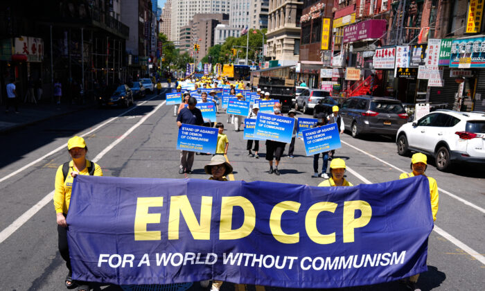 Praticantes do Falun Gong participam de um desfile para marcar o 23º ano da perseguição à disciplina espiritual na China, na Chinatown de Nova Iorque, em 10 de julho de 2022. (Larry Dye/The Epoch Times)