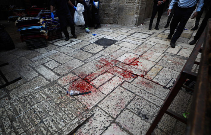 Sangue no local onde um palestino foi morto a tiros pelas forças israelenses na Cidade Velha de Jerusalém depois que ele atacou um policial com uma faca e também agrediu outros (EFE/EPA/ATEF SAFADI)