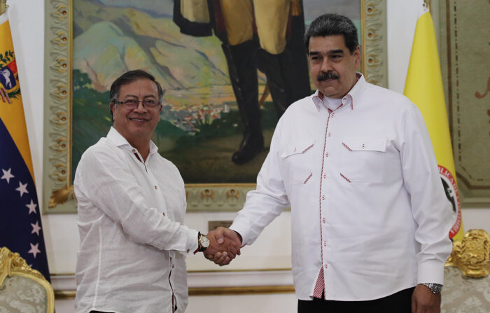 O ditador da Venezuela, Nicolás Maduro (d), encontra-se com o presidente colombiano, Gustavo Petro, em foto de arquivo. (EFE/Miguel Gutiérrez)