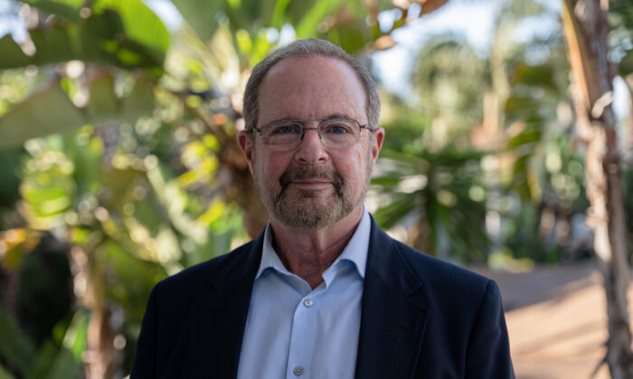 Dr. Robert Epstein, psicólogo de pesquisa sênior do Instituto Americano de Pesquisa e Tecnologia Comportamental, na Califórnia, em 28 de março de 2022. (York Du/The Epoch Times)