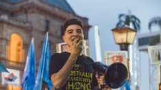 Ativista de direitos humanos é removido do Parlamento australiano pela polícia: Drew Pavlou