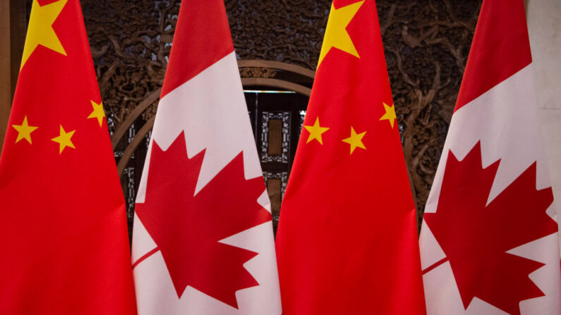Esta foto tirada em 5 de dezembro de 2017 mostra bandeiras canadenses e chinesas tiradas antes de uma reunião com o primeiro-ministro do Canadá, Justin Trudeau, e o presidente da China, Xi Jinping, na Diaoyutai State Guesthouse em Pequim (Foto de FRED DUFOUR/POOL/AFP via Getty Images)