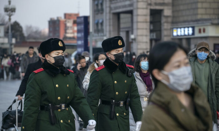 Policiais chineses patrulham em Pequim, China, em 22 de janeiro de 2020. (Kevin Frayer/Getty Images)