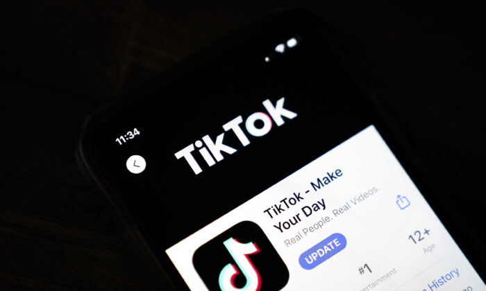 A página de download do aplicativo TikTok é exibida em um iPhone da Apple em Washington DC, em 7 de agosto de 2020. (Drew Angerer/Getty Images)