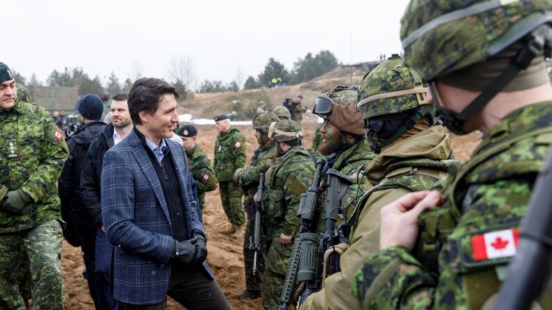 O primeiro-ministro do Canadá, Justin Trudeau, conversa com soldados durante uma visita à base militar de Adazi, nordeste de Riga, Letônia, em 8 de março de 2022. (Foto de Toms Norde/AFP) (Foto de TOMS NORDE/AFP via Getty Images)