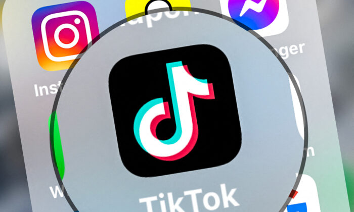 O logotipo do TikTok exibido em um tablet em Lille, norte da França, em 23 de março de 2022. (Denis Charlet/AFP via Getty Images)
