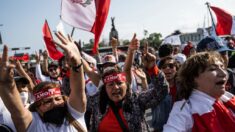 Manifestantes se reúnem em frente ao Congresso do Peru antes de protesto
